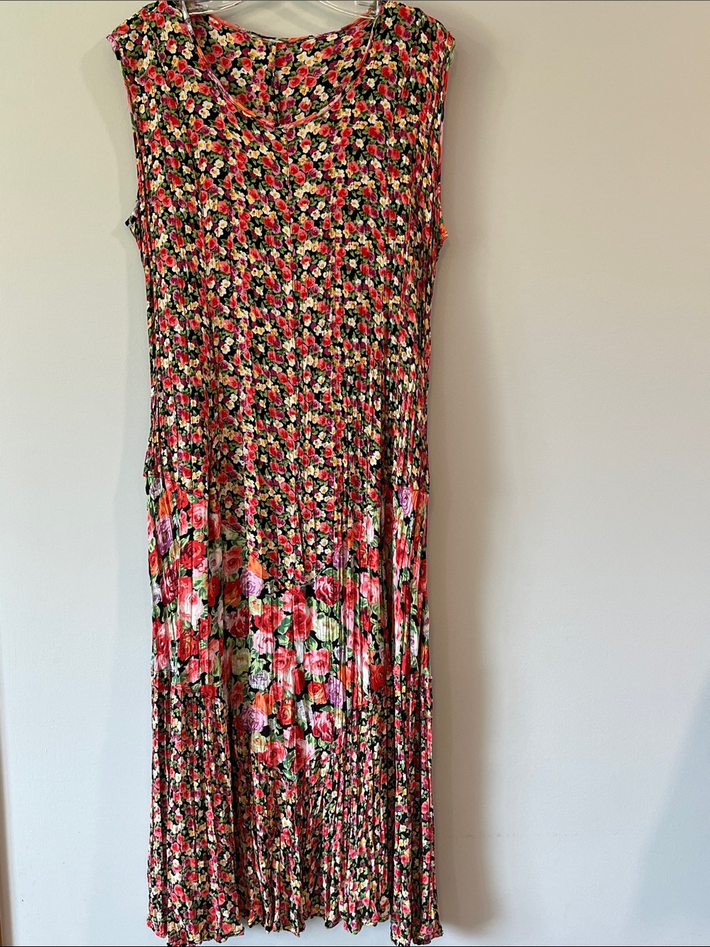 Floral‎ Pleated Sleeveless Maxi Dress - Black, Red, Pink & Green Floral